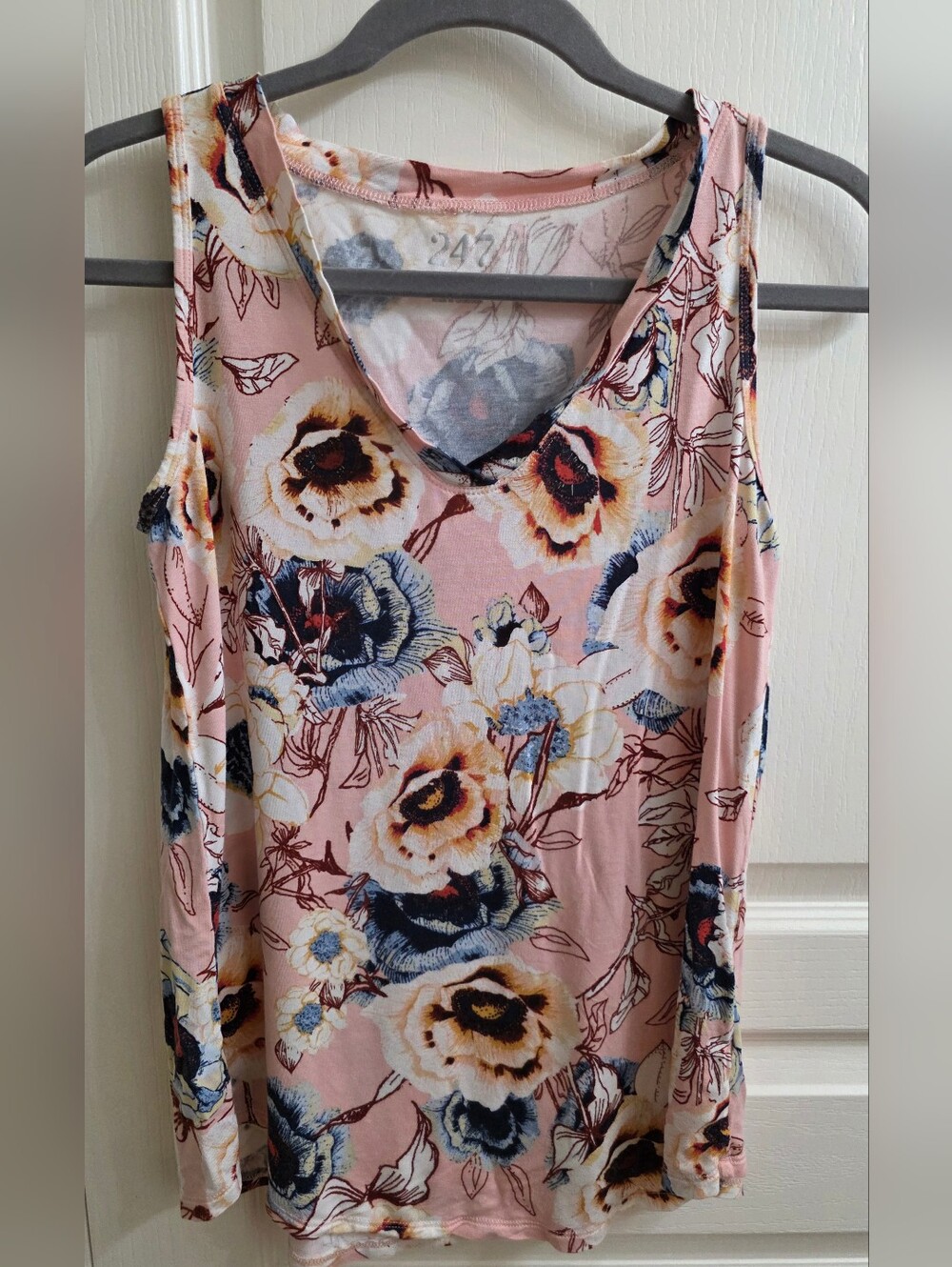 Sleeveless V-Neck Floral Tank Top in Pink